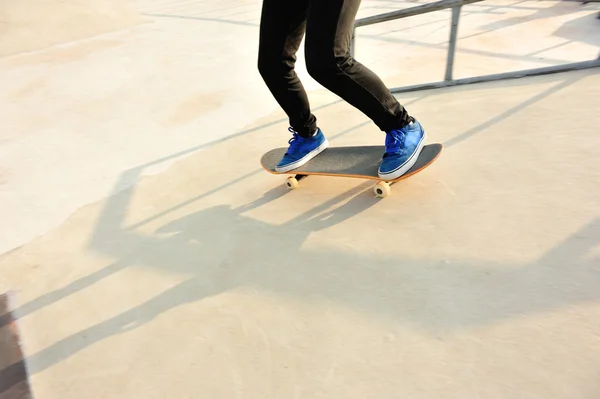 Pernas de skate no skatepark — Fotografia de Stock