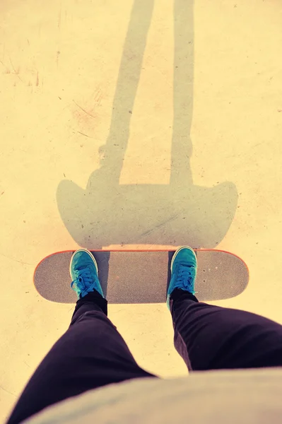 Gördeszka lábak skatepark — Stock Fotó