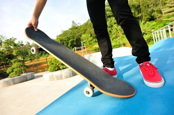 Skateboard jambes femme au skatepark — Photo