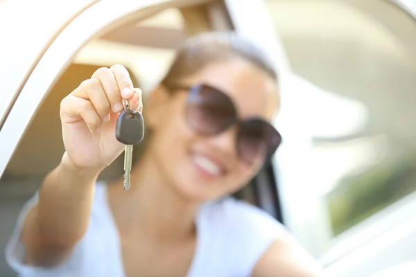 Mulher feliz motorista segurar chaves do carro em seu carro novo — Fotografia de Stock