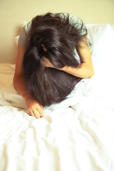 Mulher triste senta-se na cama — Fotografia de Stock