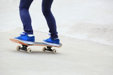 kadın bacakları skatepark rampa kaykay