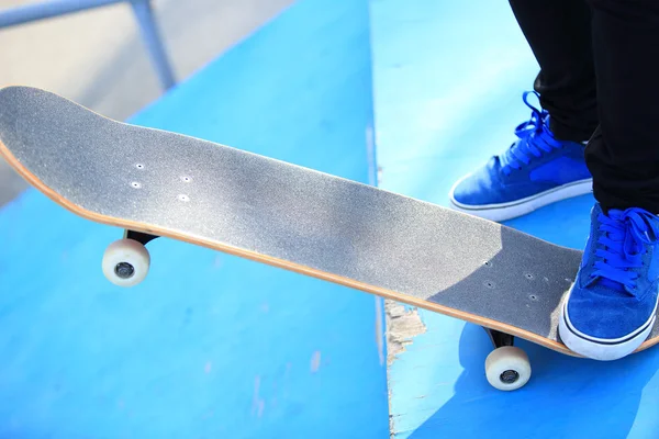 Skateboarding žena nohy na skatepark — Stock fotografie