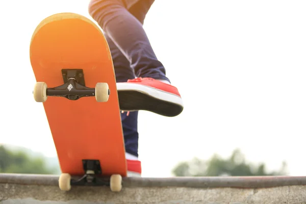 Skateboarding pernas de mulher no skatepark — Fotografia de Stock