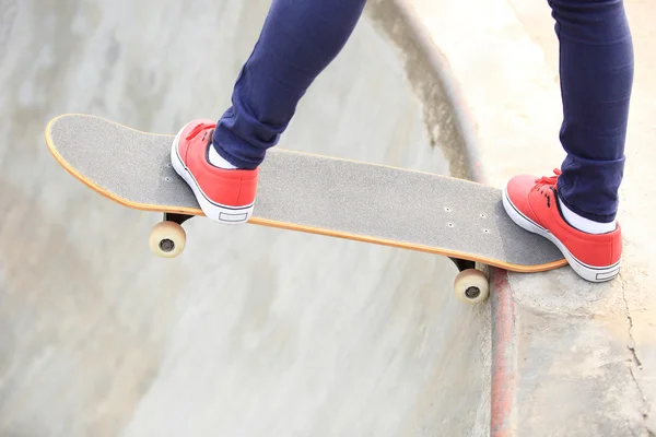 Skateboarding femei picioare la skatepark — Fotografie, imagine de stoc