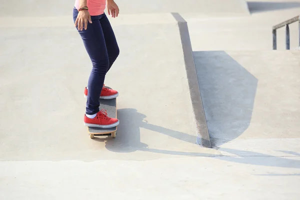 Γυναίκα τα πόδια κάνει σκέιτ μπορντ στο skatepark ράμπα — Φωτογραφία Αρχείου