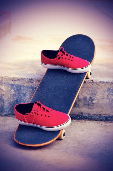 Skateboard y zapatillas en skatepark — Foto de Stock