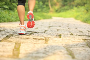 orman yolu çalışan genç fitness kadın bacakları