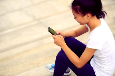 genç kadın merdivenlerde onu cep telefonu sit kullanın