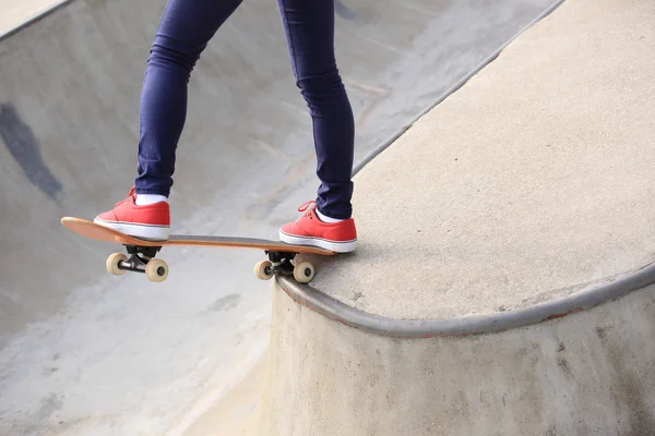 Patinaje piernas de mujer en skatepark —  Fotos de Stock