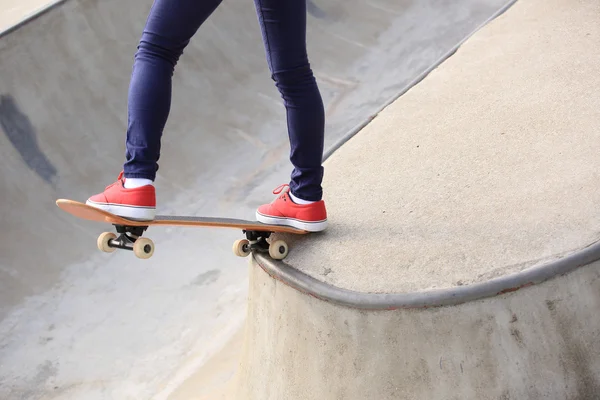 Skatepark에서 스케이트 보드 여자 다리 — 스톡 사진