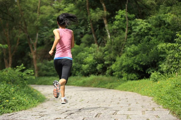 Mujer corriendo en el sendero forestal —  Fotos de Stock