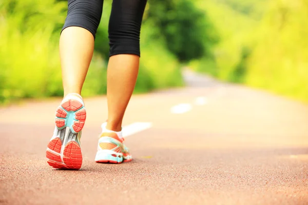 Donna che corre al sentiero forestale — Foto Stock