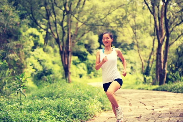 Woman running at forest trail — Stock Photo, Image