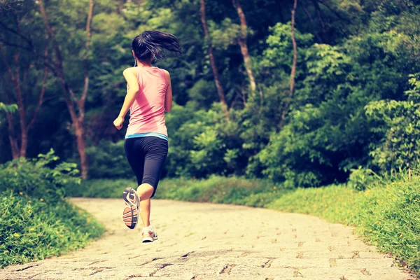 Woman running at forest trail — Stock Photo, Image