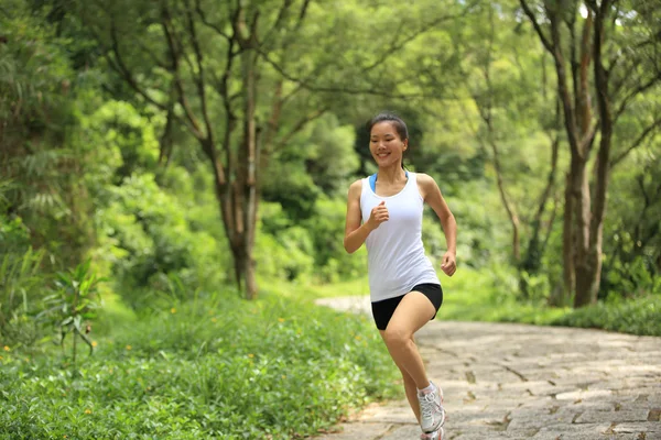 运行在森林步道的女人 — 图库照片