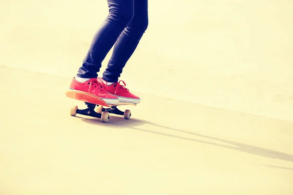 Donna gambe skateboard — Foto Stock