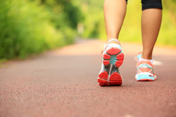 Donna che corre al sentiero forestale — Foto Stock