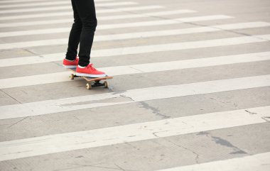 kadın kaykaycı bacaklar