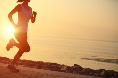 Deniz kenarında çalışan runner atlet. kadın fitness siluet gündoğumu koşu egzersiz sağlık kavramı.