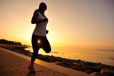 Deniz kenarında çalışan runner atlet. kadın fitness siluet gündoğumu koşu egzersiz sağlık kavramı.