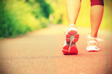 orman yolu çalışan kadın