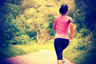 orman yolu çalışan kadın