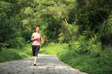 orman yolu çalışan kadın