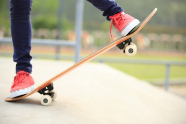 genç kadının bacakları skatepark rampa kaykay