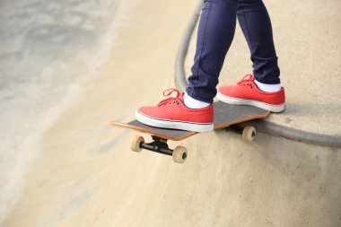 genç kadının bacakları skatepark rampa kaykay