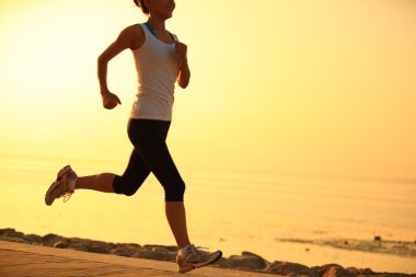 Deniz kenarında çalışan runner atlet. kadın fitness siluet gündoğumu koşu egzersiz sağlık kavramı.