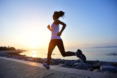 Deniz kenarında çalışan runner atlet. kadın fitness siluet gündoğumu koşu egzersiz sağlık kavramı.