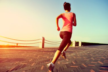 Deniz kenarında çalışan runner atlet. kadın fitness siluet gündoğumu koşu egzersiz sağlık kavramı.