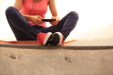 kadın kaykaycı dinleme müzik