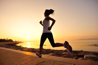 Deniz kenarında çalışan runner atlet. kadın fitness siluet gündoğumu koşu egzersiz sağlık kavramı.