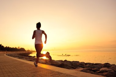 Deniz kenarında çalışan runner atlet. kadın fitness siluet gündoğumu koşu egzersiz sağlık kavramı.