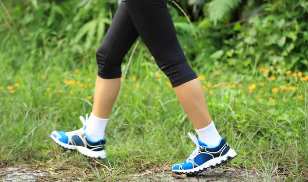 Frau läuft auf Waldweg — Stockfoto