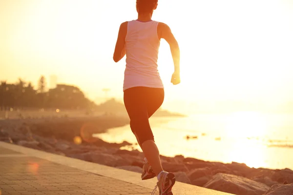 Löpare idrottsman kör på seaside. kvinna fitness silhuett sunrise jogging träning wellness koncept. — Stockfoto