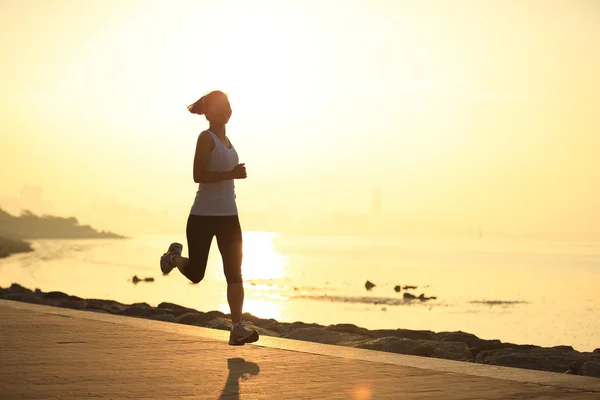 Deniz kenarında çalışan runner atlet. kadın fitness siluet gündoğumu koşu egzersiz sağlık kavramı. — Stok fotoğraf