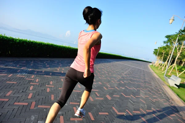 Corredor atleta corriendo en la playa —  Fotos de Stock