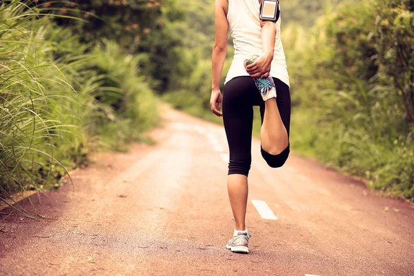 Woman running at forest trail — Stock Photo, Image