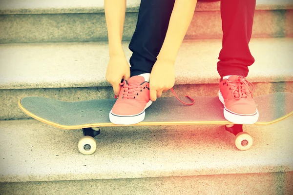 Femme skateboarder jambes — Photo