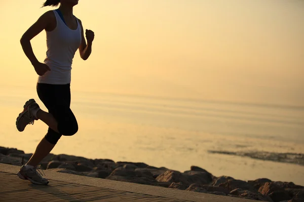 Runner atleet draait op zee. vrouw fitness silhouet zonsopgang joggen training wellness-concept. — Stockfoto