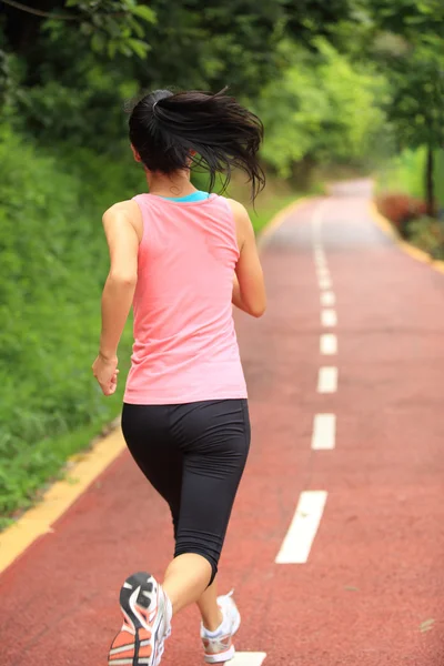 Donna che corre al sentiero forestale — Foto Stock