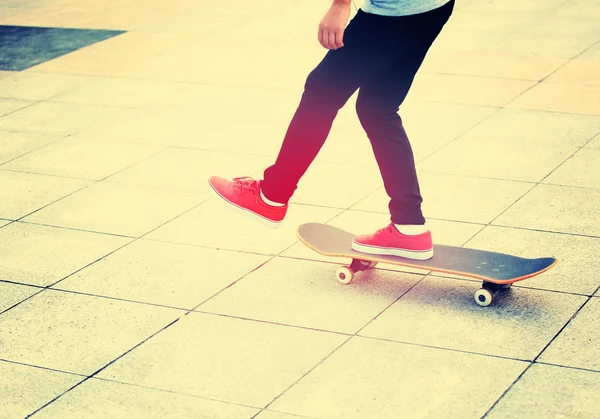Vrouw skateboarder benen — Stockfoto