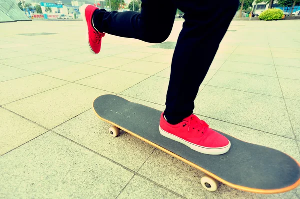 Γυναίκα skateboarder πόδια — Φωτογραφία Αρχείου