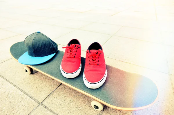 Skateboard et baskets — Photo