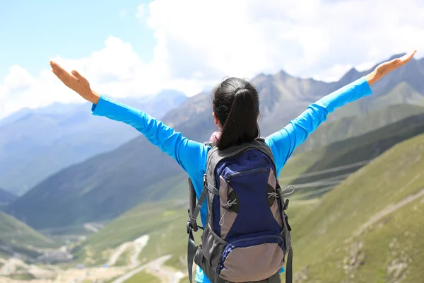 Cheering donna escursionistica godere della splendida vista sulla vetta della montagna in Tibet, Cina — Foto Stock