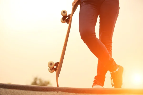 Vrouw skateboarder benen — Stockfoto