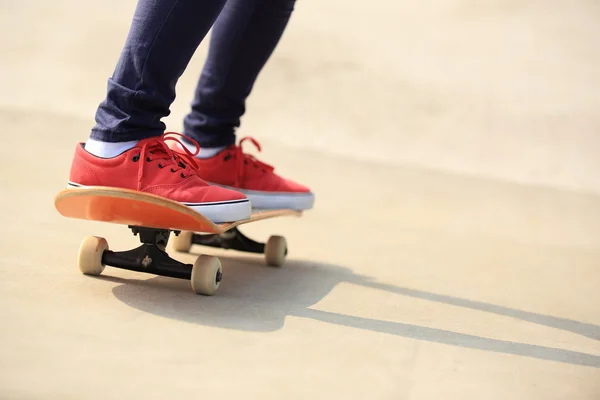 Patines de mujer joven skateboarding en rampa skatepark — Foto de Stock